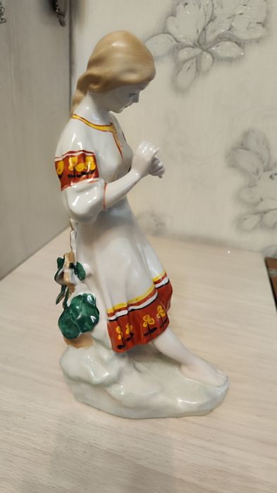 Статуэтка фарфоровая " Гадание на ромашке"