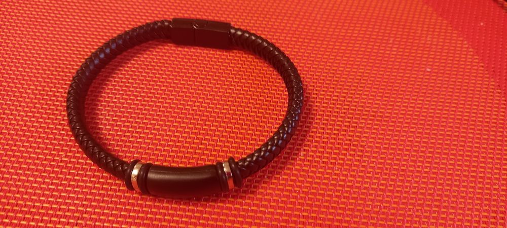 Мъжки гривни от естествена кожа и медицинска стомана с позлата