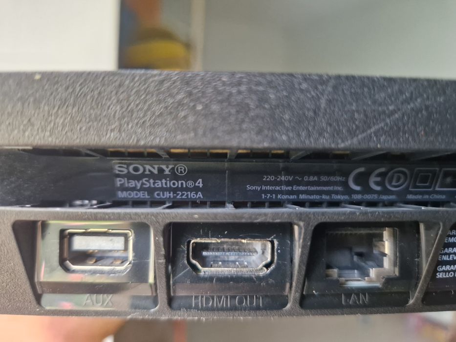 Sony PS4 Slim 500GB + 2 controllere