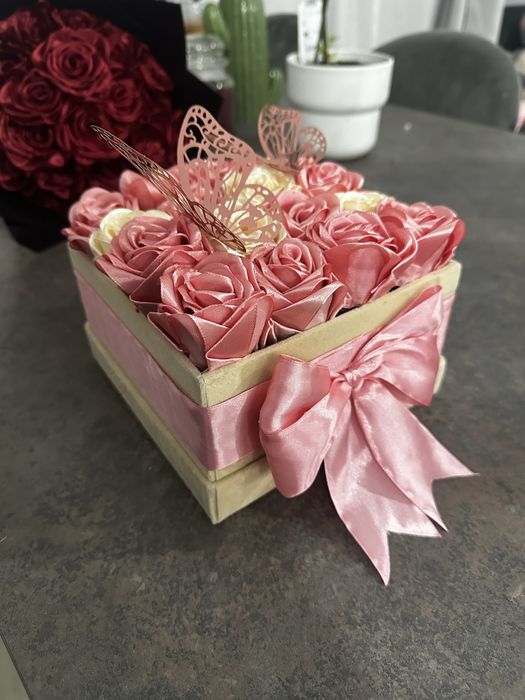 Buchete de trandafiri din satin