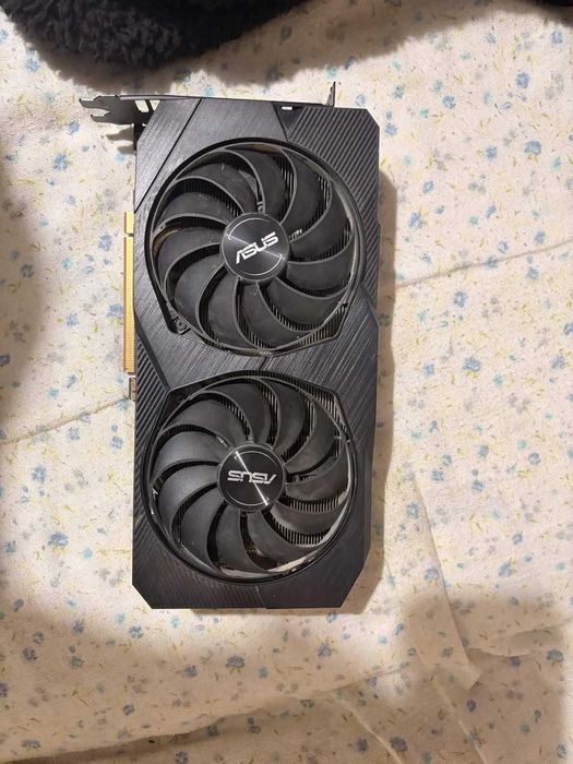 Vand placa video rx5500xt de 8 gb de la asus