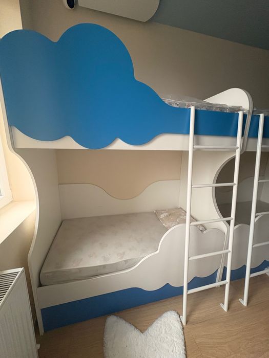 Двуетажно легло с място за съхранение.