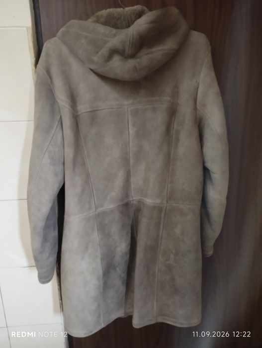 Vind doua paltoane de blană