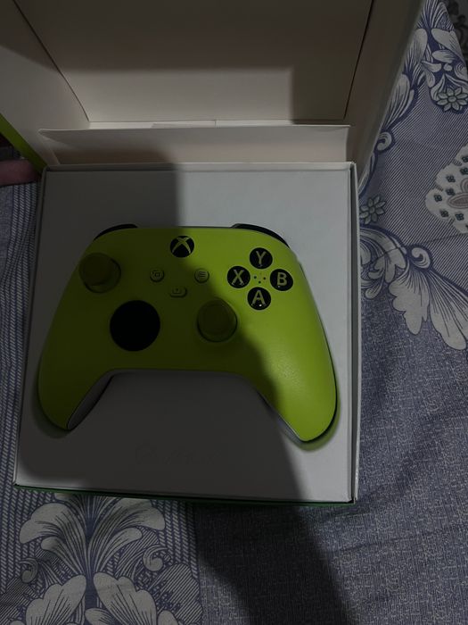 Продам оригинальный геймпад Xbox Wireless Controller (Electric Volt)