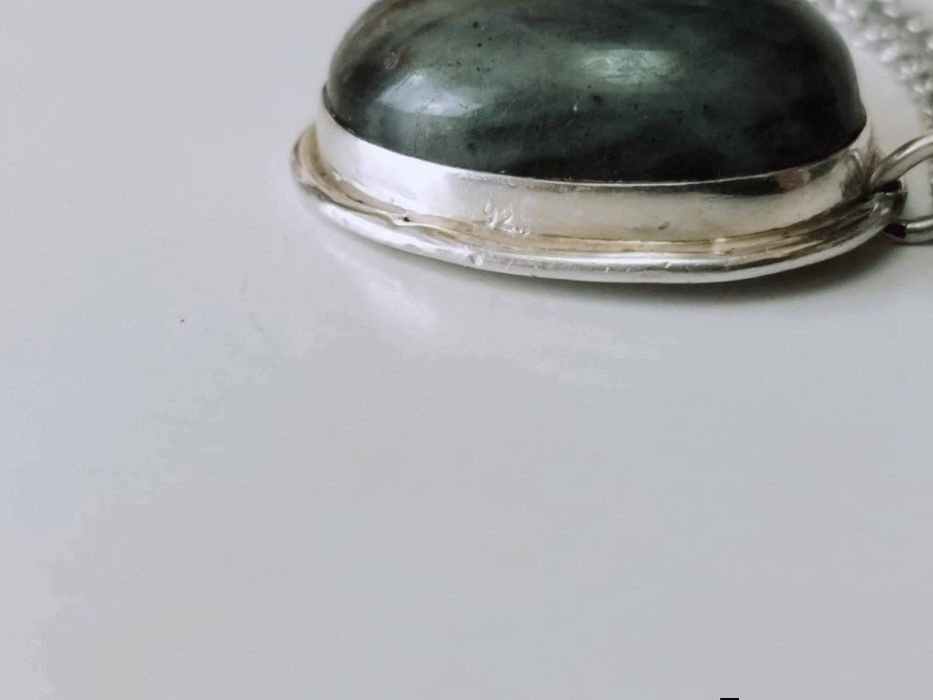 Vechi colier lant cu pandantiv un stil cabochon din argint de 925, cu piatra labradorit