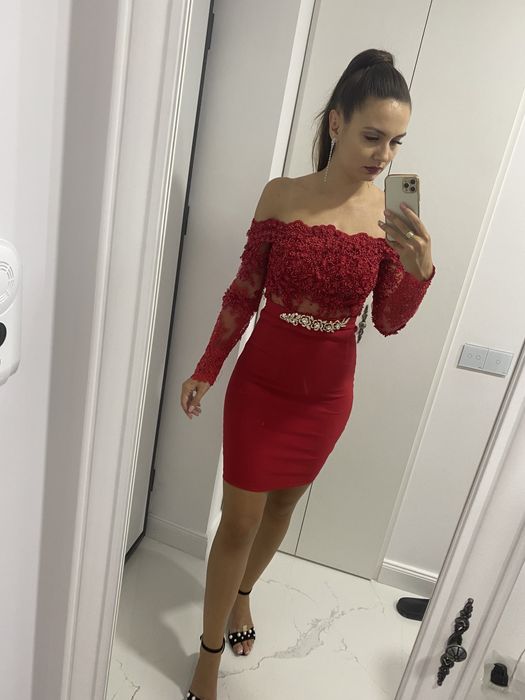Rochie de ocazie roșie, pe umeri, cu accesoriu in talie