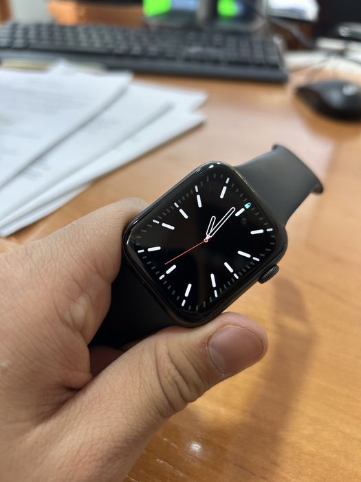 продам часы Apple Watch 5, 44mm