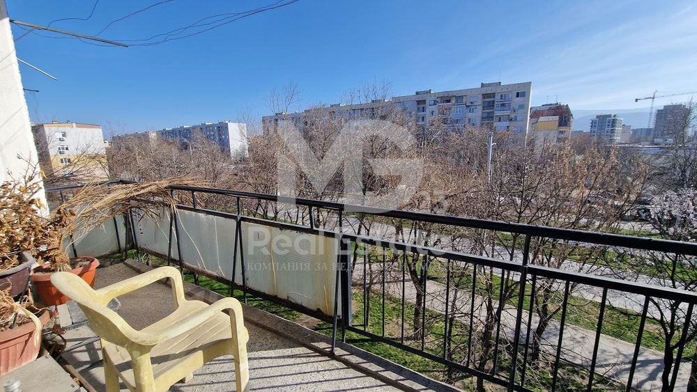 Тристаен с четири отделни помещения до Общината в Кючук Париж!