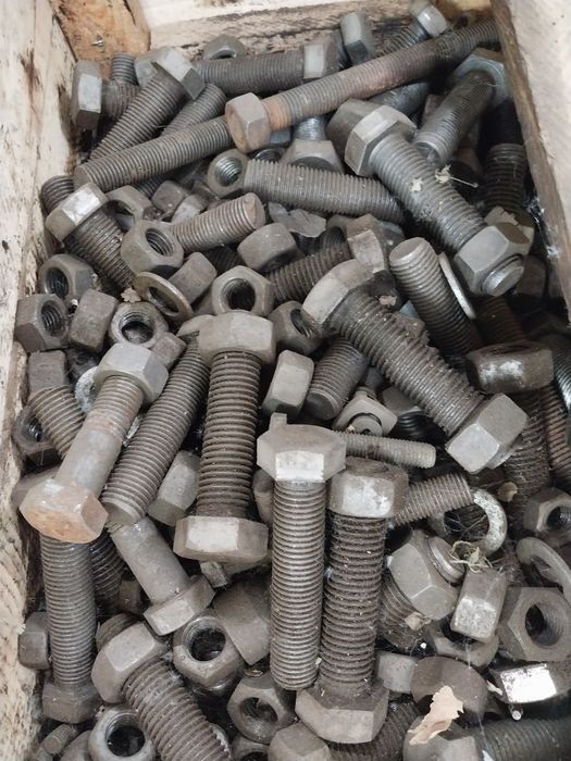 Продам болты большие.