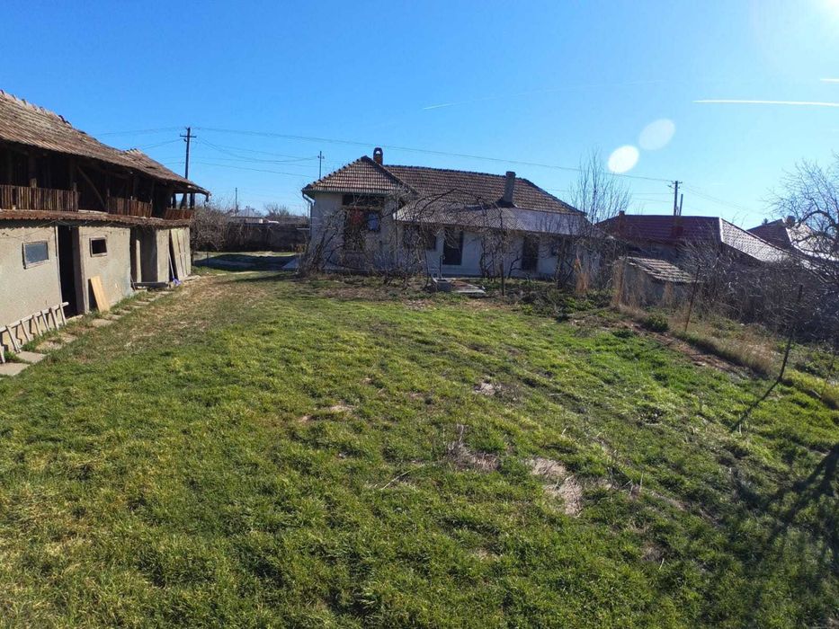 Casa la pret de apartament 4 camere, teren 1770 mp, renovată