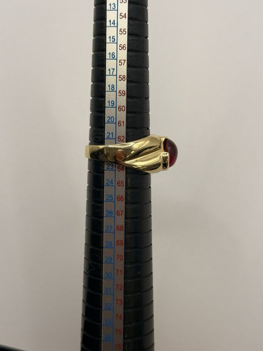 Златен пръстен с червен камък