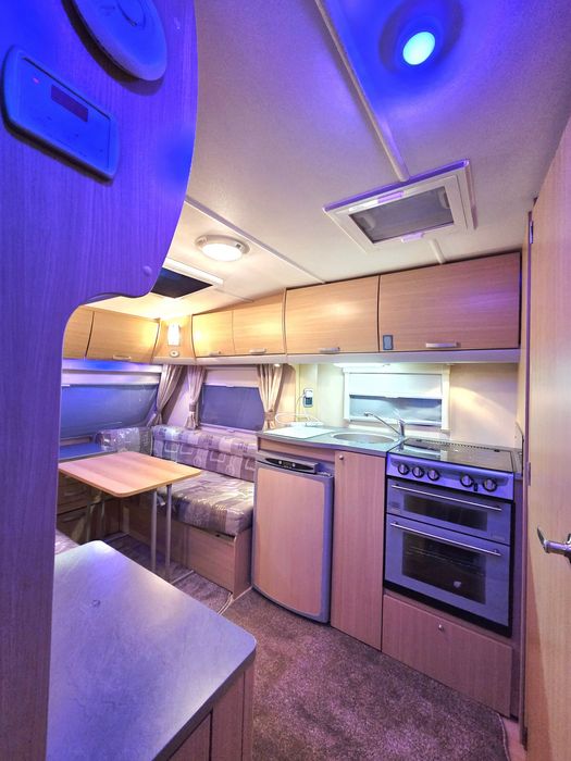 Swift 2009 – Eleganță și Confort, Echipată cu Mover și Cort