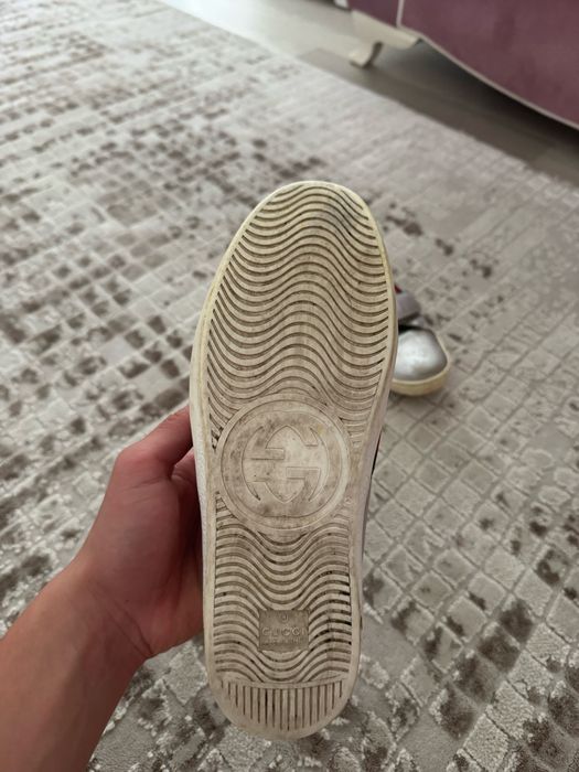 Vand adidasi Gucci