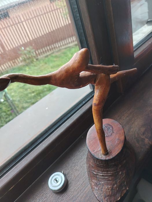 Statueta unicat din lemn