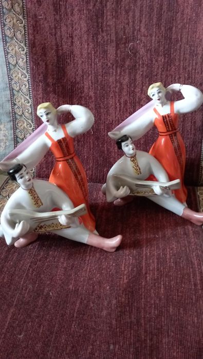Две статуэтки пляшущая парочка
