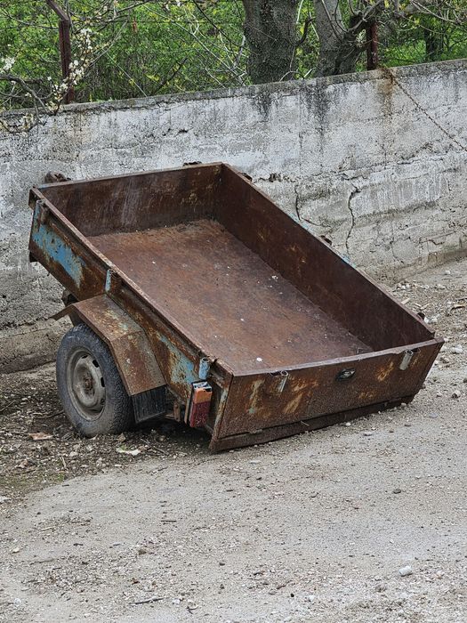 Неригистрирано Автомобилно Българско ремърке в движение