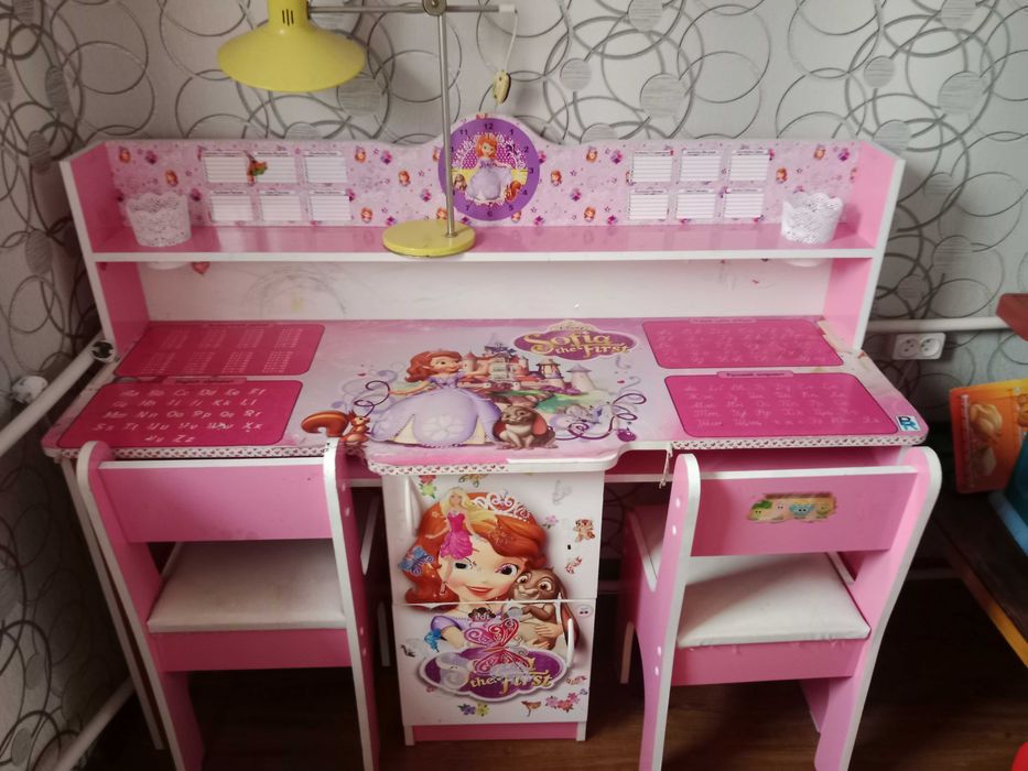 Продается письменный детский стол