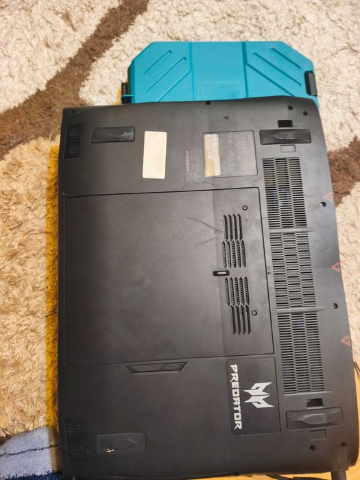 Vand laptop Acer  Predator G5-793 defect