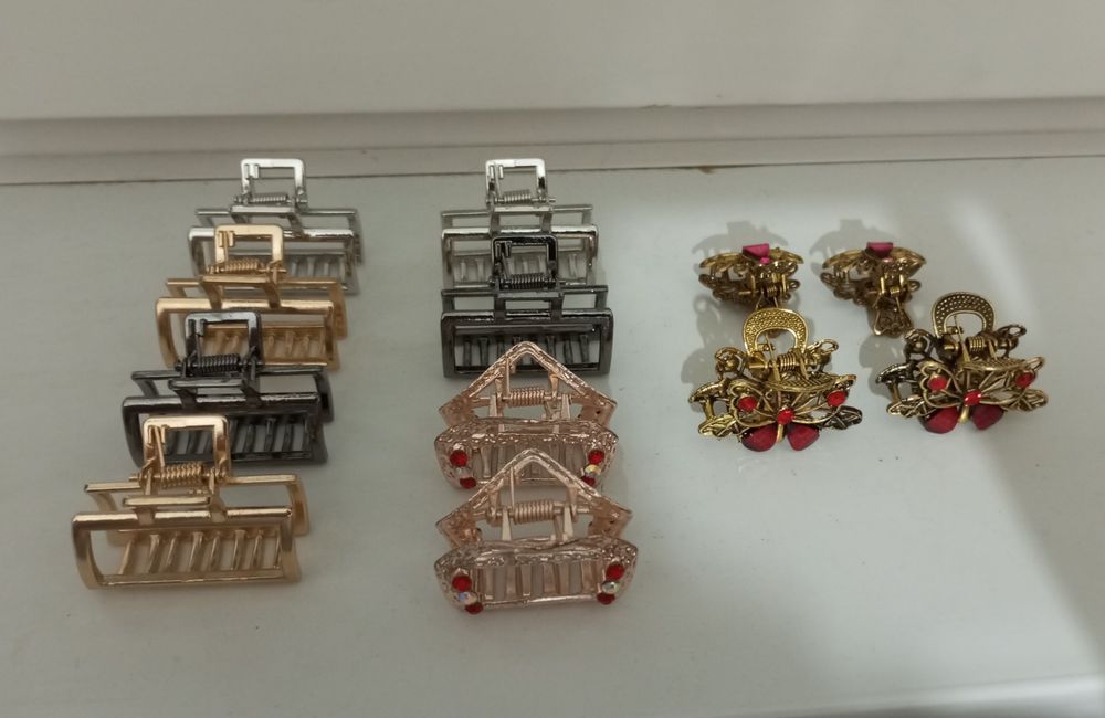 Agrafe pentru femei.