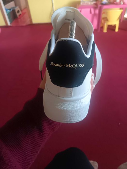 Vand adidasi noi fara eticheta