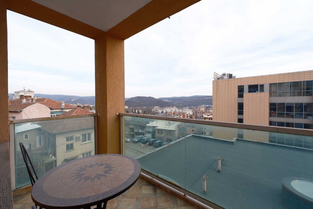 Тристаен панорамен апартамент в центъра на Велико Търново