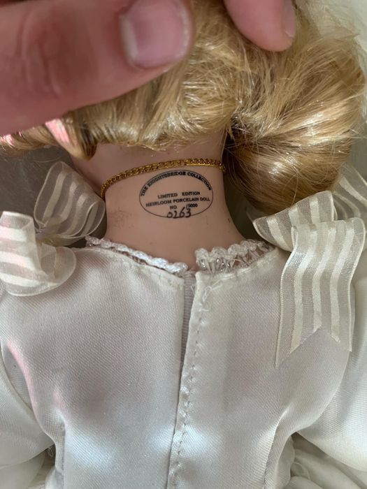 Лимитирана порцеланова кукла