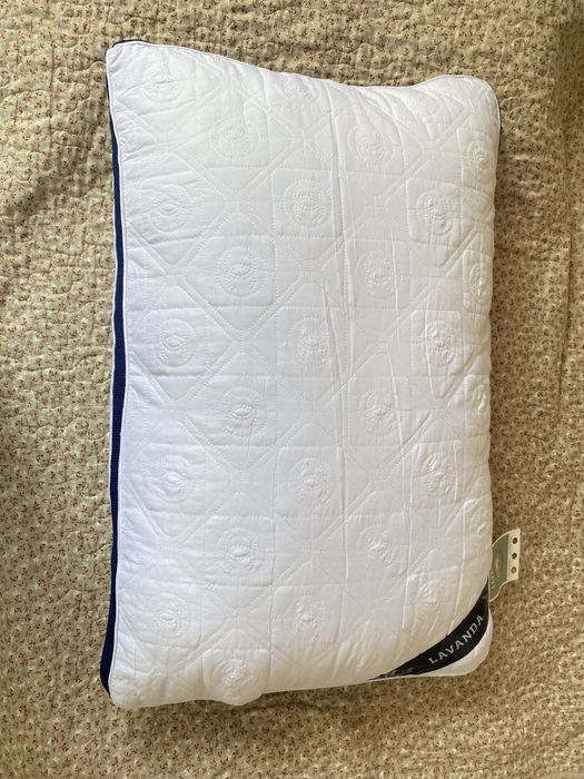 красивые, белые, модные подушки