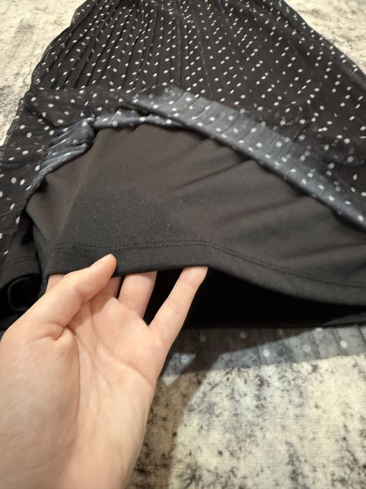 Fusta neagra cu buline albe