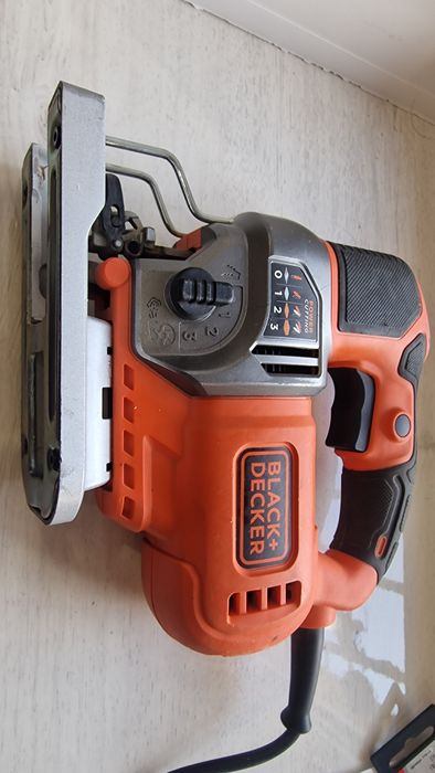 Электролобзик Black+Decker