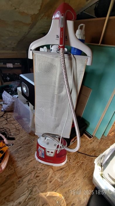 Aparat de calcat Tefal vertical.