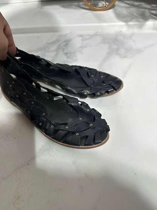 Продам  обувь.Стоит условная цена.