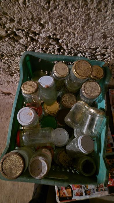 Стъклени шишета и буркани различна вместимост с капачки