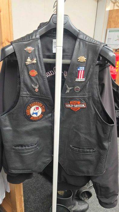 Se vinde vesta de piele Harley Davidson