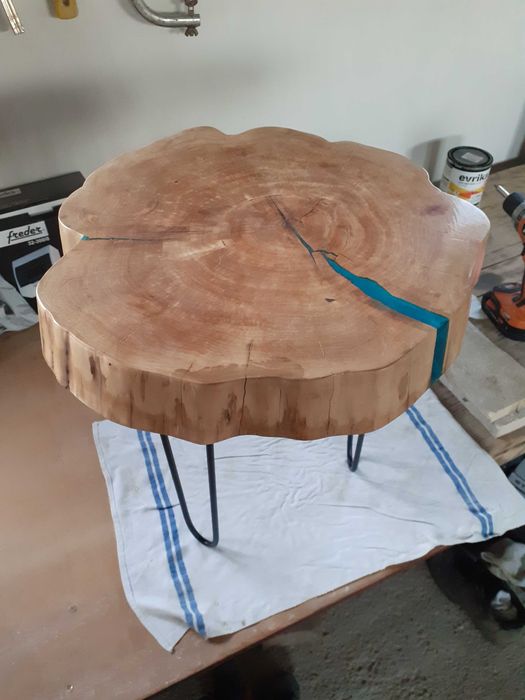 Masuta de cafea din lemn de par cu rasina