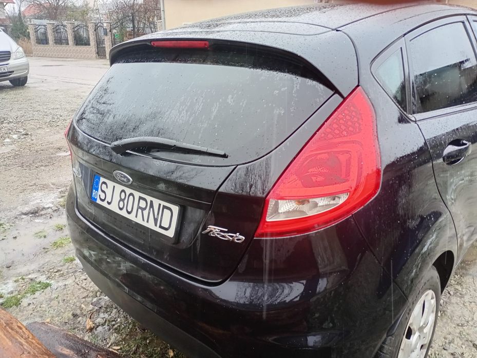 Vând Ford Fiesta 2010