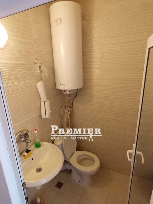 Продава се студио в жилищна сграда в центъра на курорта Слънчев бряг.