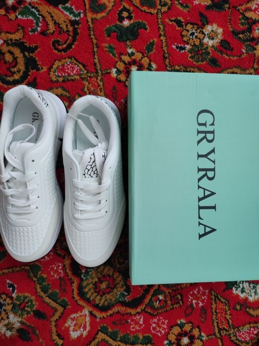 Новые кроссовки 40 размера