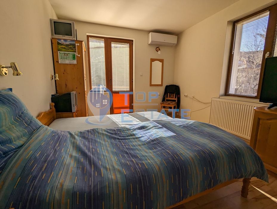 Двуетажна масивна къща с изолация, шест спални и гараж в близост до г