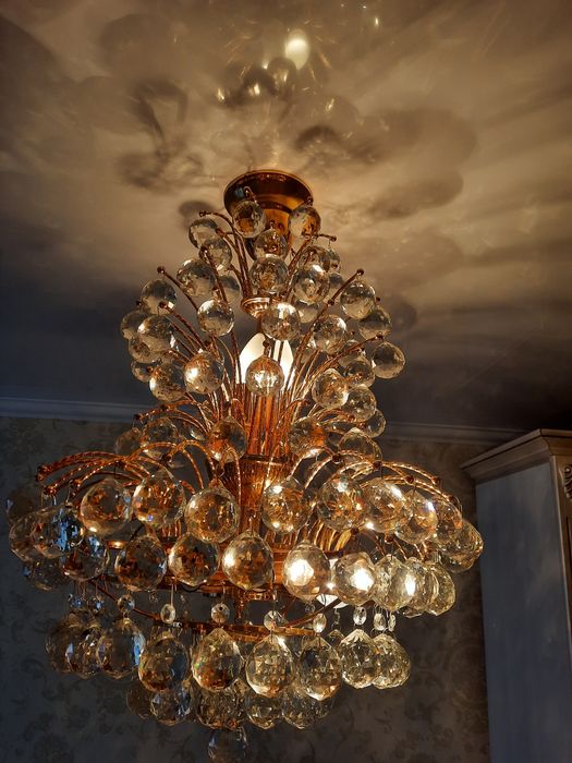 Продаю люстрю хрустальную. .