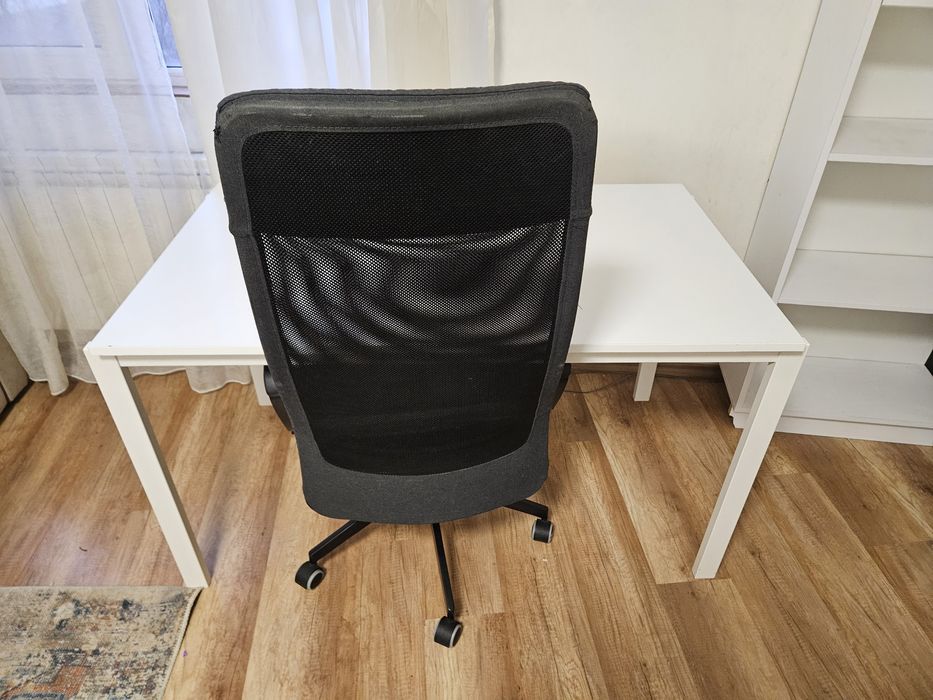 Бяло бюро и черен офис стол