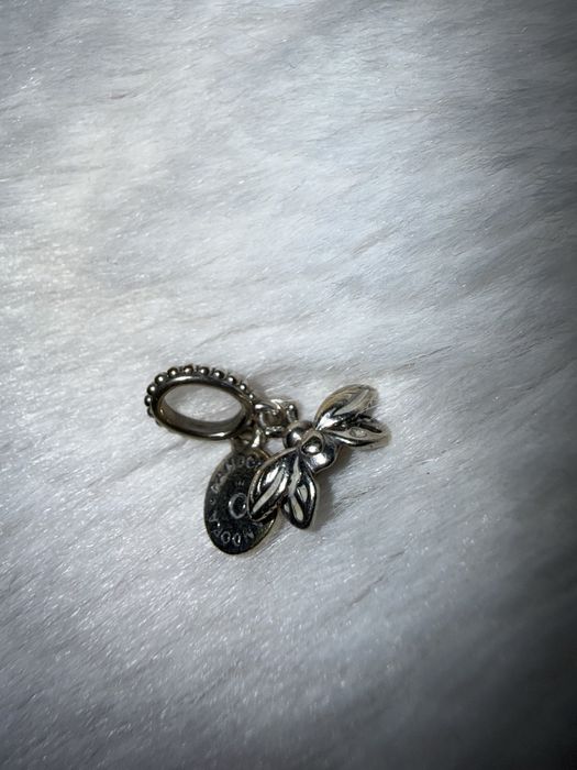 Charm pandora licurici