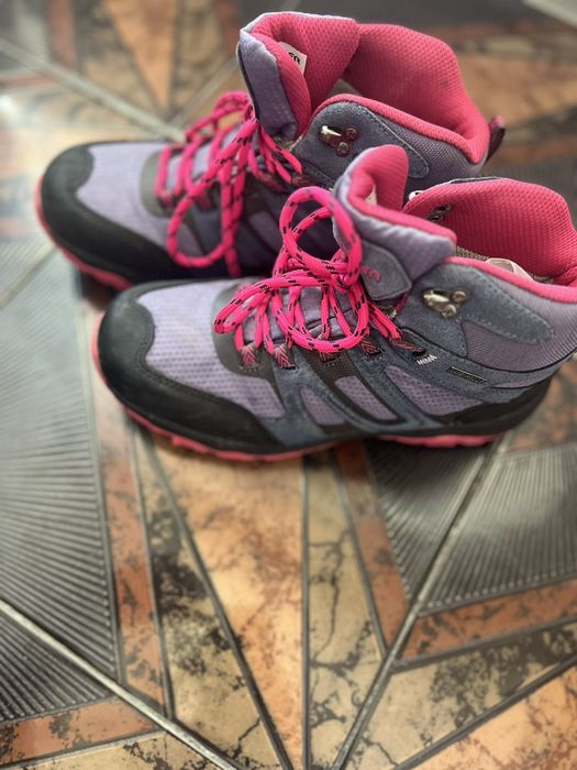 Детски сандали, маратонки и боти.