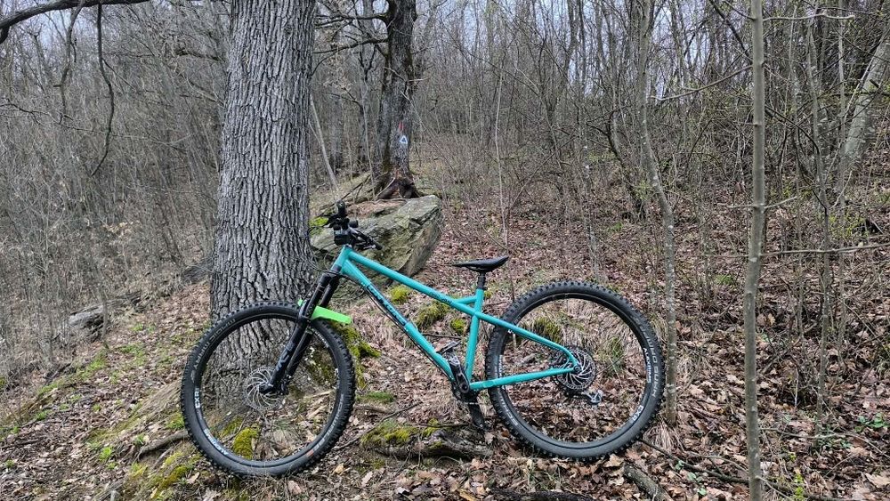 Mountainbike downhill enduro On Onești Hello Dave