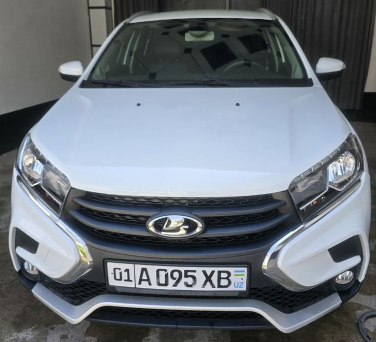 Lada XX Kros  ikming yigirma birinchi yil ikming ikkinchi yilda salon