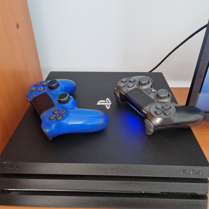 Ps4 pro 1TB с 2 джойстика