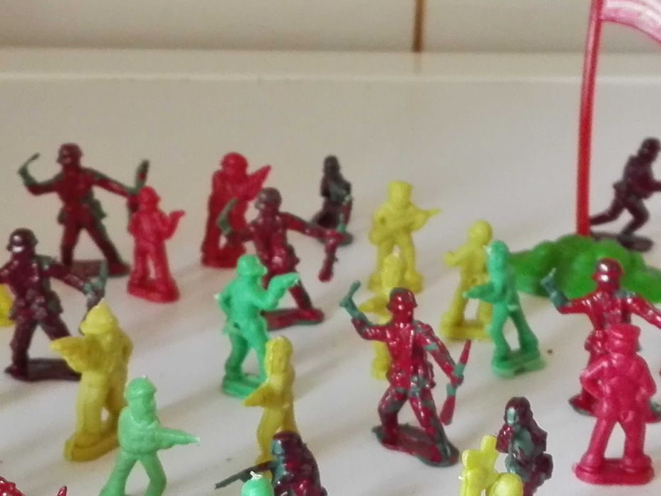 Пластмасови войници и лот гръцки фонокарти .