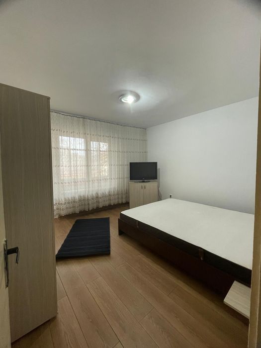 Inchiriez ap 3 camere dec 1 Mai/ Spital