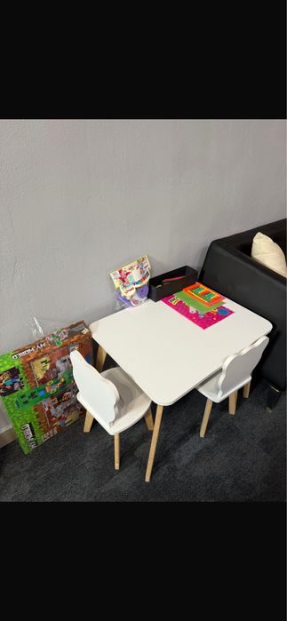 Детский столик и 2 стульчика