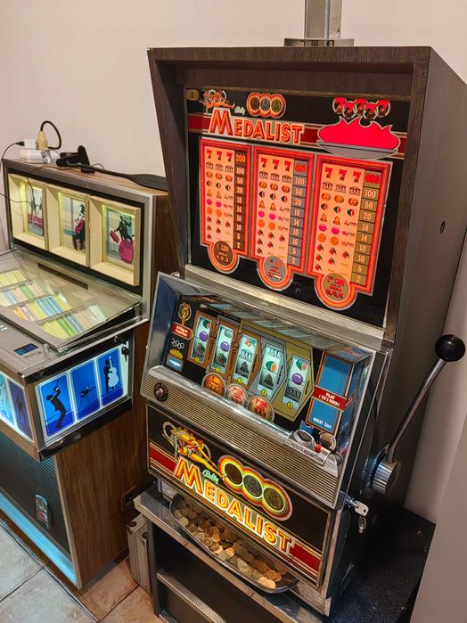 Vând slot machine Bally MEDALIST