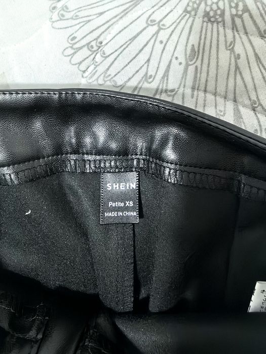 Vând pantaloni imitație de piele